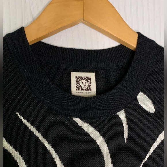 Anne Klein - Black And White Short Sleeve Crewneck Sweater With Lion Image - S - Picture 3 of 6